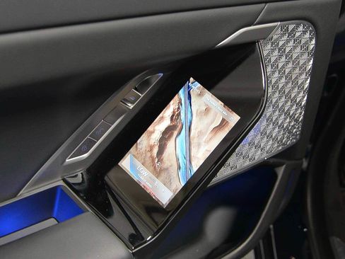 Used 2023 BMW i7 xDrive60 AWD/4WD image 11