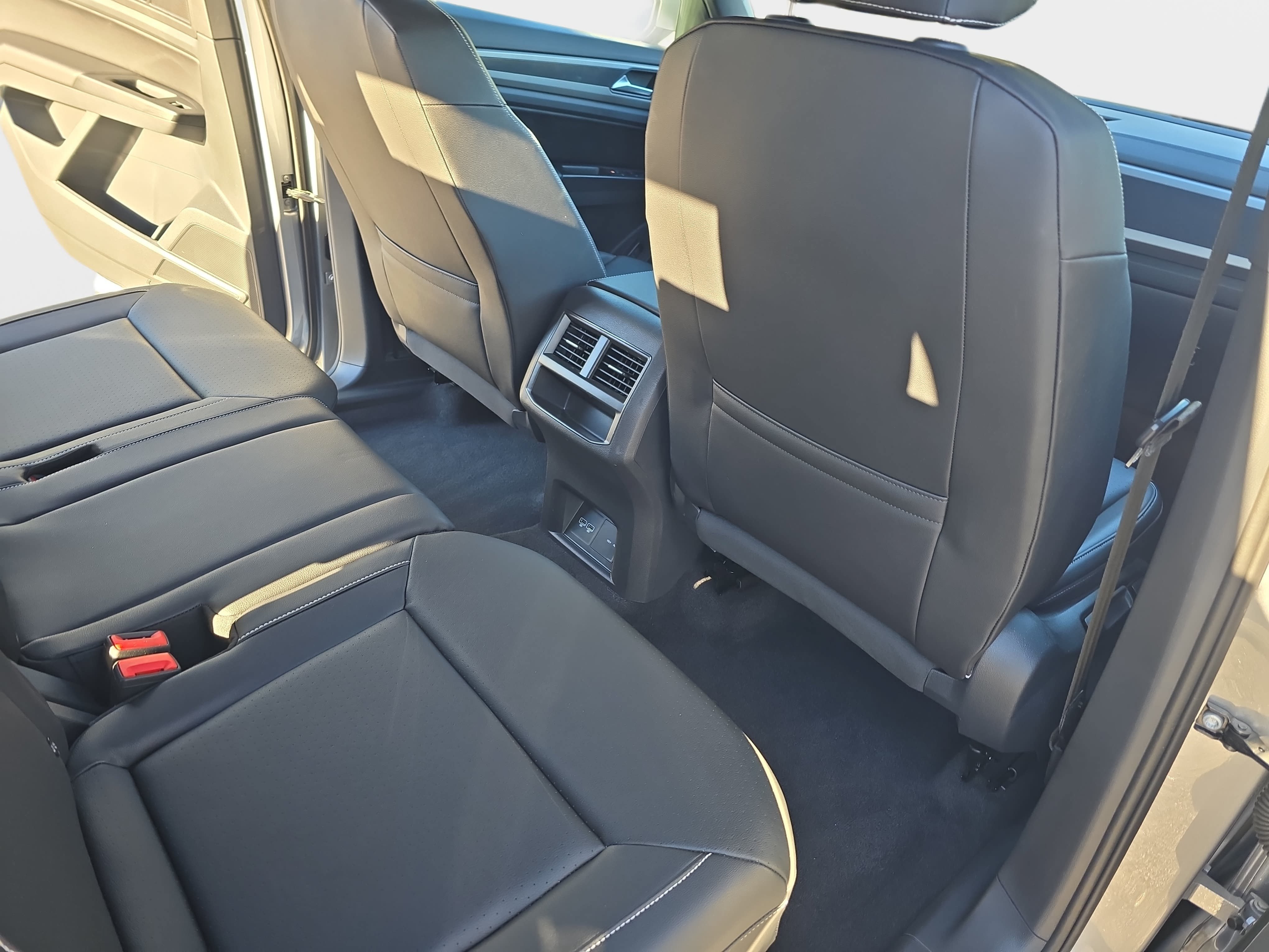 Used 2020 Volkswagen Atlas Cross Sport SE w/ Towing Package AWD/4WD image 11