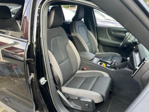 Used 2023 Volvo XC40 Recharge Core image 8