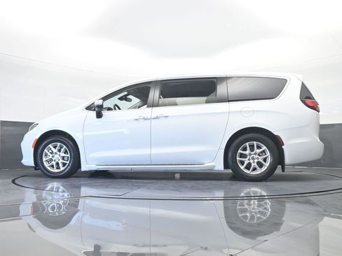 Used 2023 Chrysler Pacifica Touring-L image 59