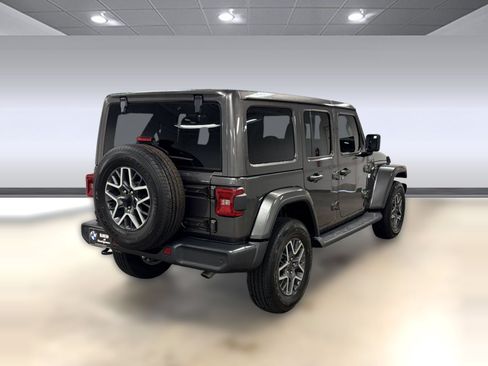 Used 2025 Jeep Wrangler Unlimited Sahara AWD/4WD image 8