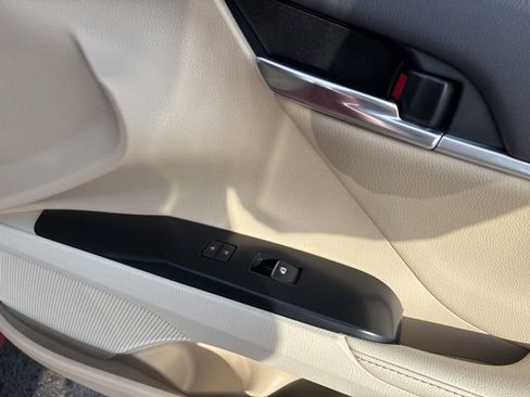 Used 2020 Toyota Camry XLE image 10