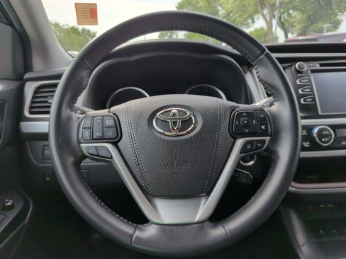 Used 2019 Toyota Highlander XLE AWD/4WD image 22