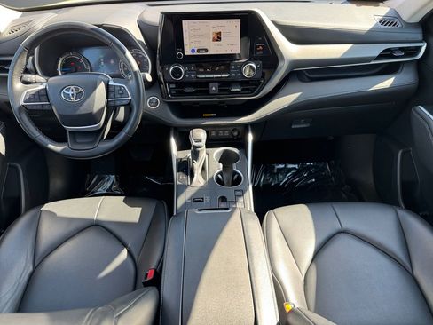 Certified 2024 Toyota Highlander XLE AWD/4WD image 12