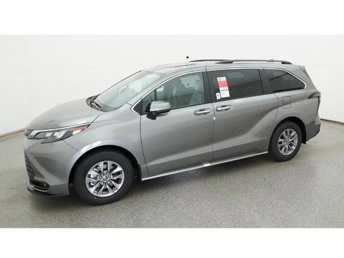 New 2026 Toyota Sienna XLE image 2