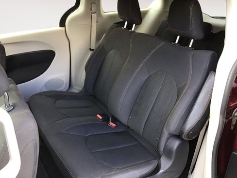 Used 2018 Chrysler Pacifica L FWD image 21