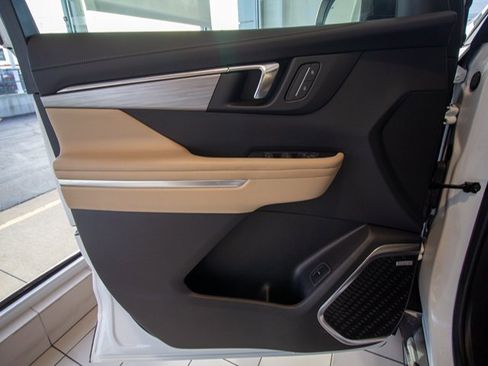 Used 2025 Buick Enclave Preferred w/ LPO, Floor Liner Package image 8