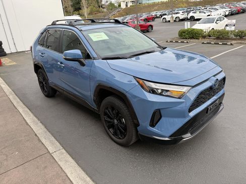 Used 2022 Toyota RAV4 SE w/ Convenience Package image 7