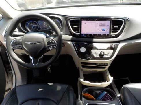 Used 2023 Chrysler Pacifica Touring-L FWD image 5
