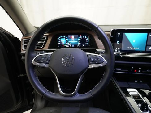 Used 2024 Volkswagen Atlas SE AWD/4WD image 4
