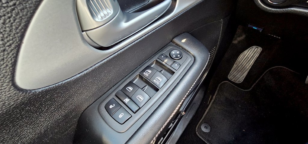 Used 2024 Chrysler Pacifica Limited FWD image 25