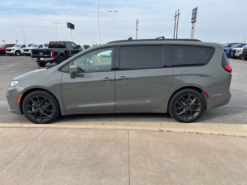 Used 2022 Chrysler Pacifica Touring-L w/ S Appearance Package image 8