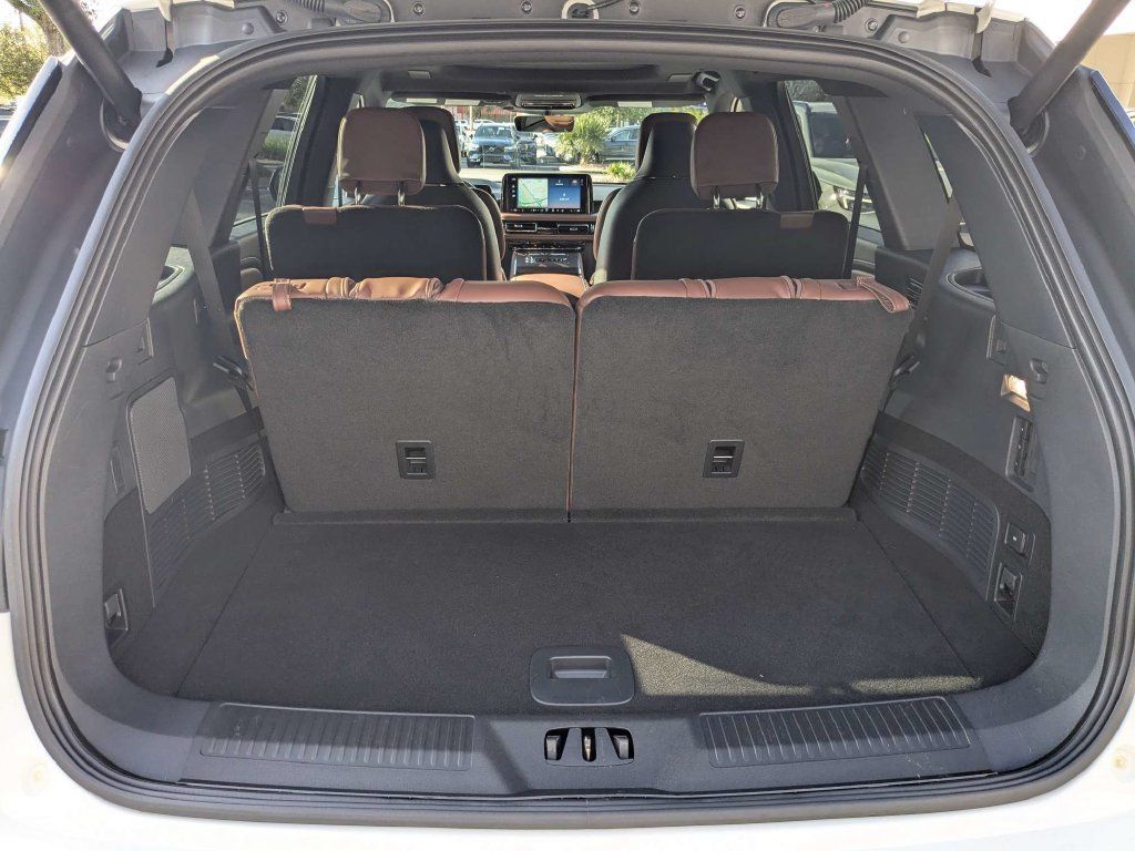 Used 2025 Lincoln Aviator Reserve w/ Equipment Group 201A AWD/4WD image 17