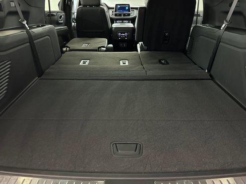 Used 2022 Chevrolet Suburban RST w/ Luxury Package image 34