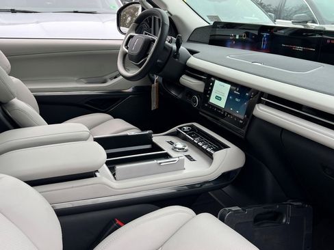 New 2026 Lincoln Navigator Reserve image 9