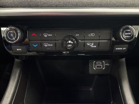 Used 2024 Jeep Compass Latitude AWD/4WD image 17
