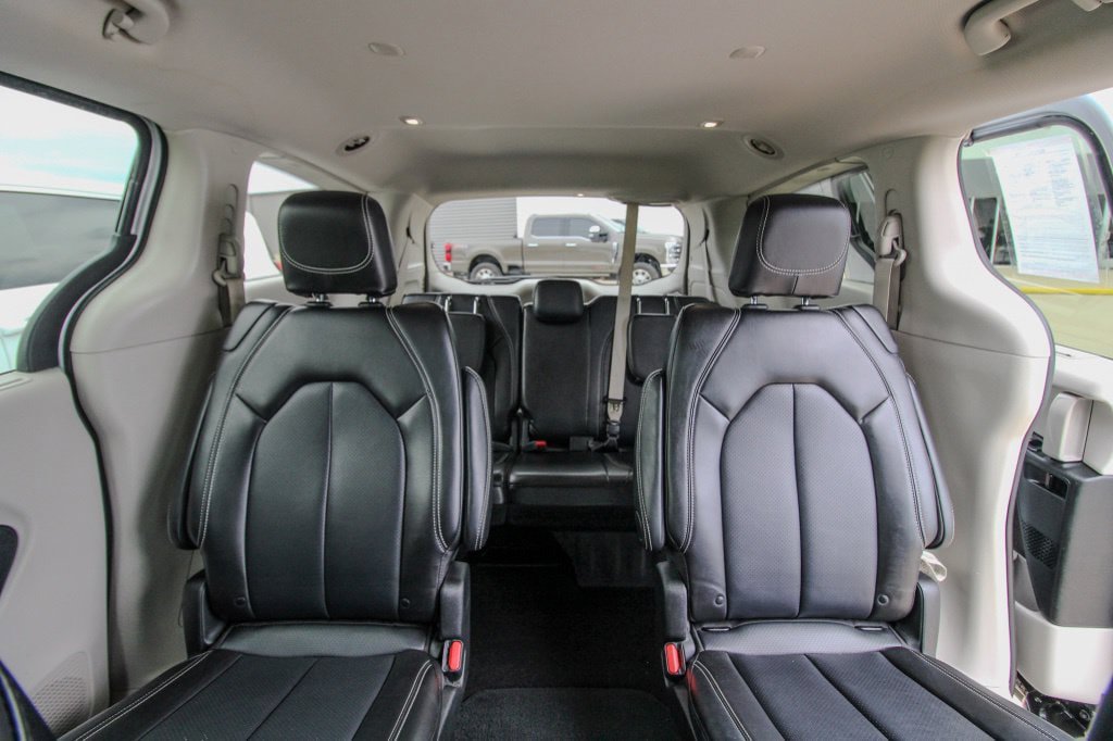 Used 2024 Chrysler Pacifica Touring-L FWD image 9