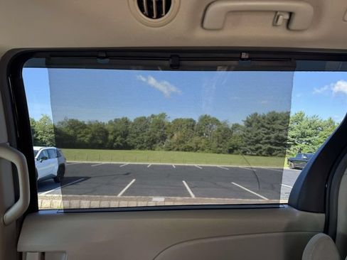 Used 2015 Toyota Sienna LE FWD image 32