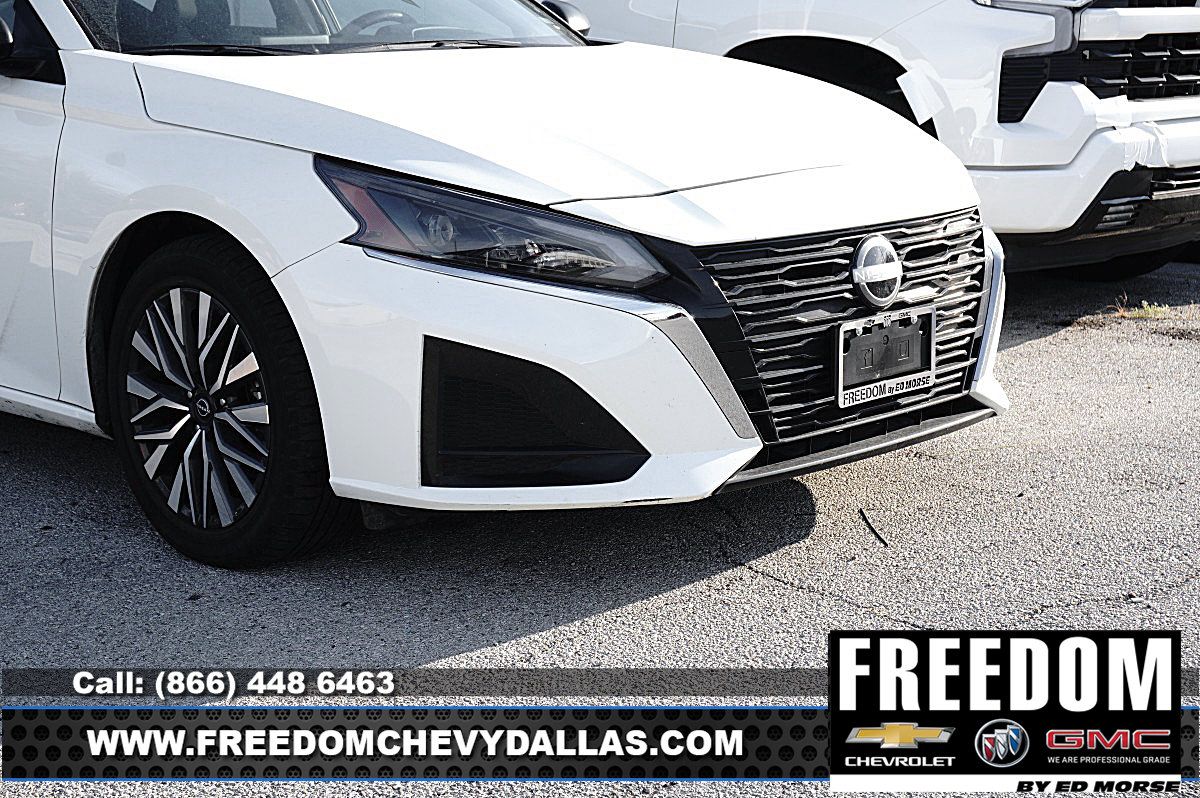 Used 2025 Nissan Altima 2.5 SV FWD image 2