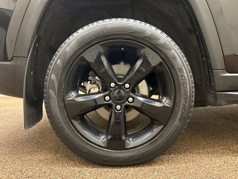 Used 2024 Jeep Grand Cherokee Limited w/ Black Appearance Package image 27