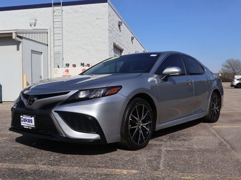 Used 2024 Toyota Camry SE image 3