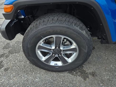 Used 2021 Jeep Wrangler Unlimited Sahara AWD/4WD image 9