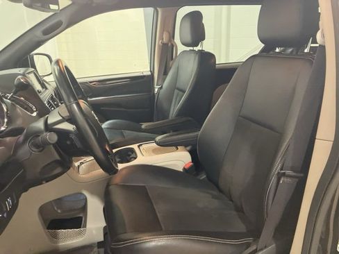 Used 2019 Dodge Grand Caravan SXT image 11