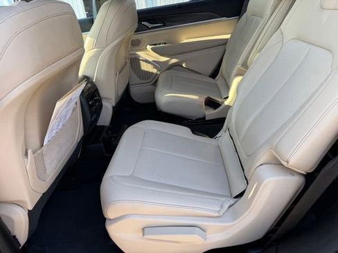 Used 2023 Jeep Grand Cherokee L Limited w/ Luxury Tech Group II AWD/4WD image 11