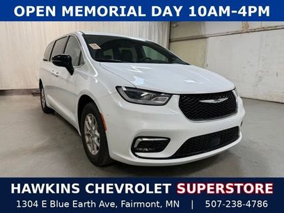 Used 2025 Chrysler Pacifica Select
