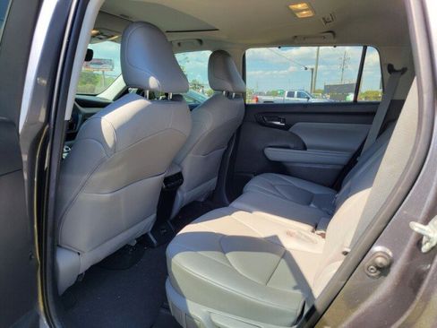 Used 2020 Toyota Highlander XLE image 24