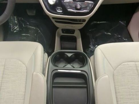 Used 2018 Chrysler Pacifica Touring Plus image 23