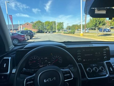 Used 2022 Kia Sorento LX AWD/4WD image 16