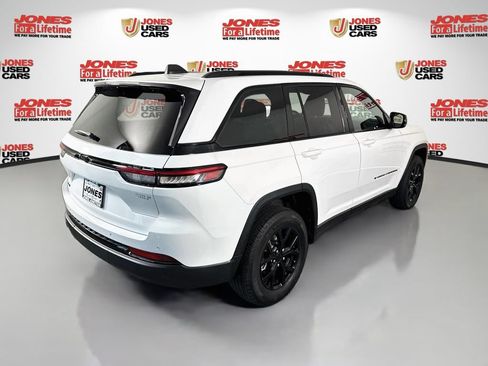 Used 2024 Jeep Grand Cherokee Altitude AWD/4WD image 17