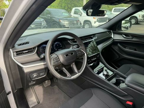 Used 2025 Jeep Grand Cherokee Laredo RWD image 3