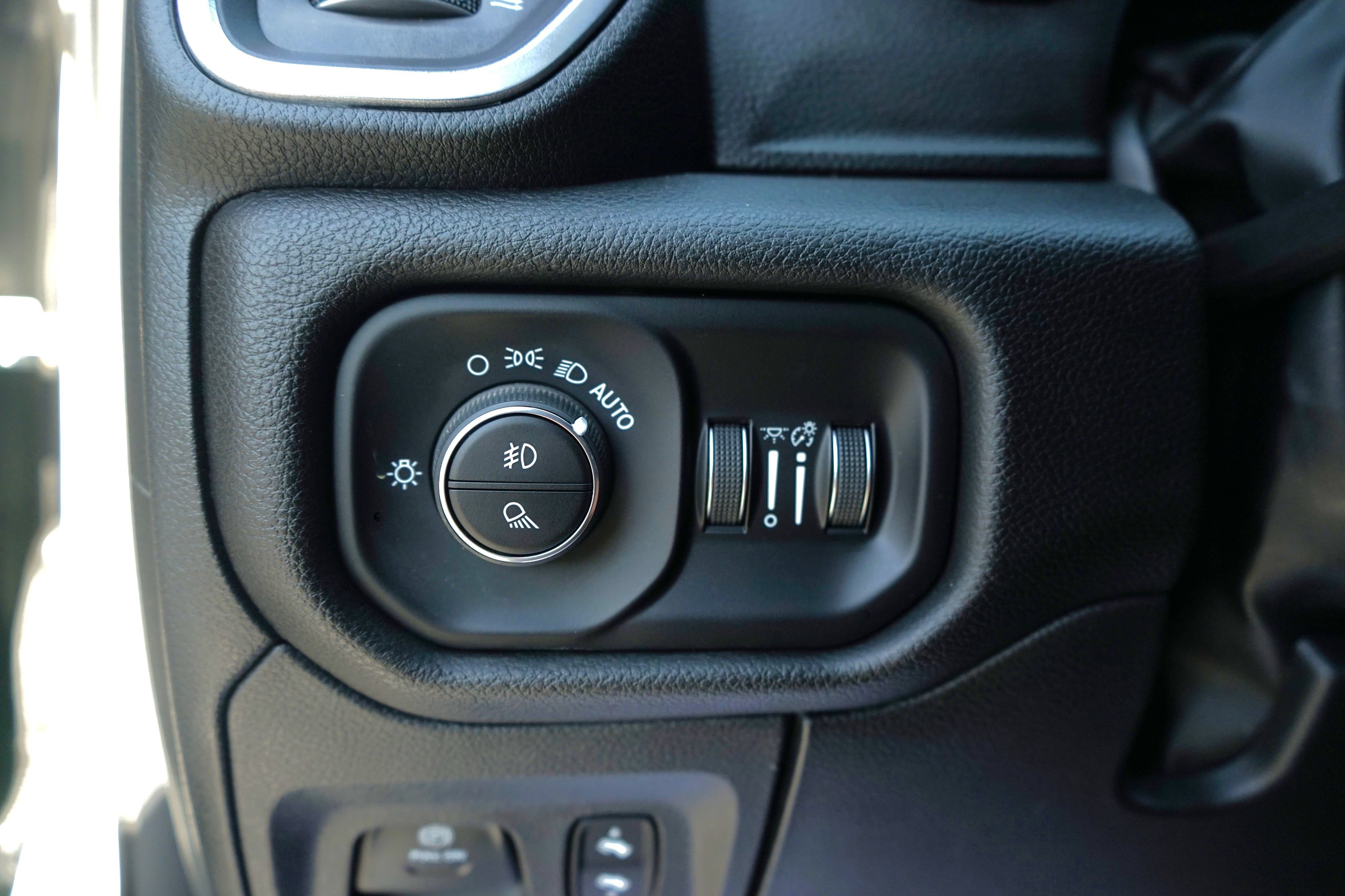 Used 2023 RAM 1500 Laramie AWD/4WD image 13