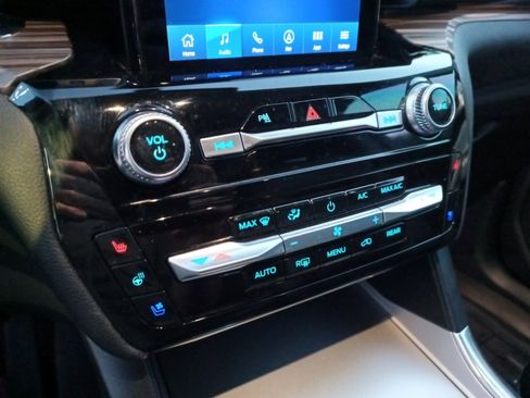 Used 2023 Ford Explorer Limited w/ Limited Technology Package image 16