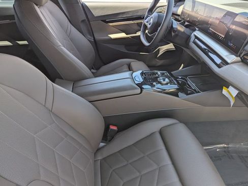 Used 2025 BMW 530i xDrive AWD/4WD image 13
