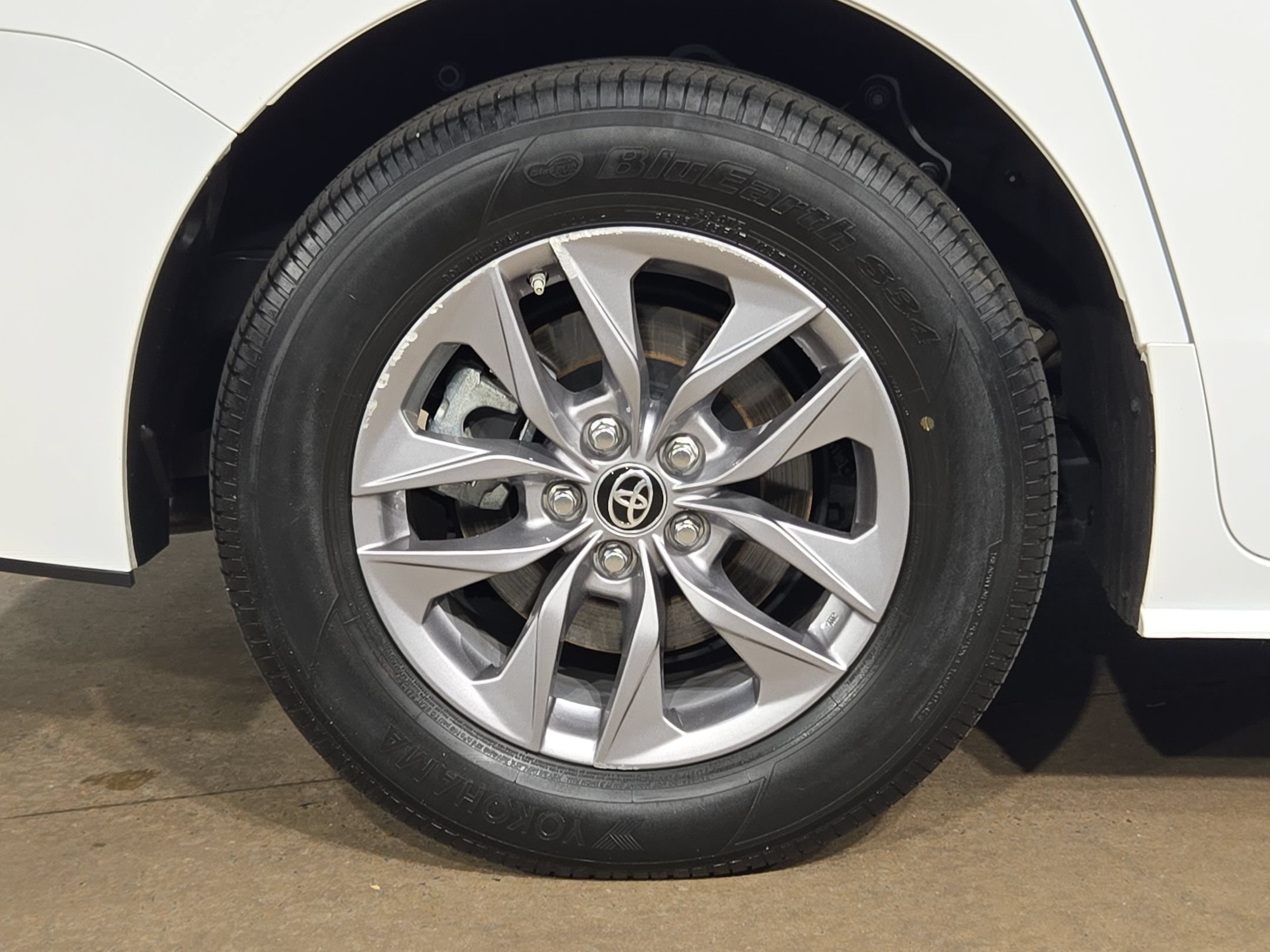 Used 2025 Toyota Sienna LE AWD/4WD image 17