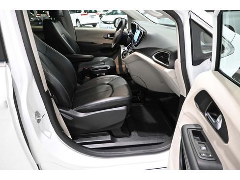 Used 2024 Chrysler Pacifica Touring-L FWD image 15