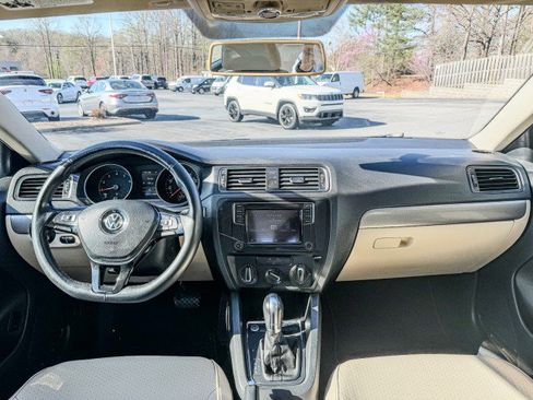 Used 2017 Volkswagen Jetta SE image 7