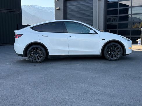 Used 2022 Tesla Model Y Long Range image 3