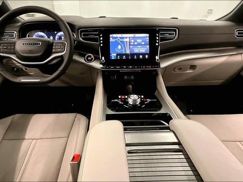 Used 2025 Jeep Wagoneer L Series III AWD/4WD image 19