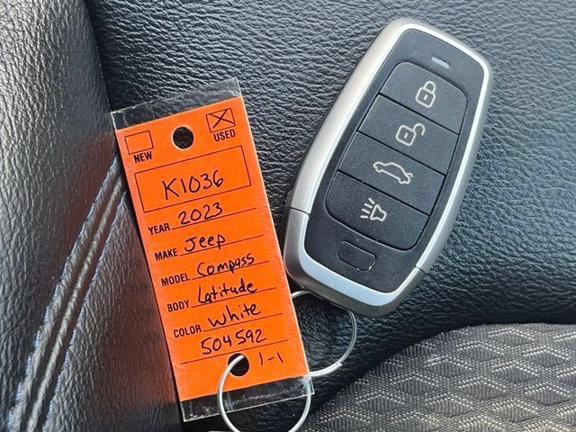 Used 2023 Jeep Compass Latitude AWD/4WD image 33