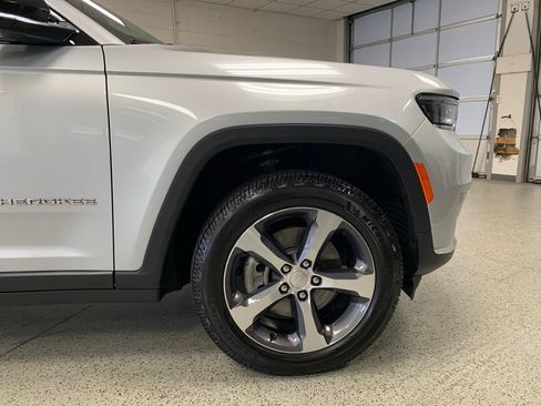 Used 2023 Jeep Grand Cherokee L Limited AWD/4WD image 8