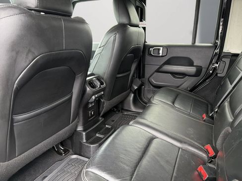 Used 2018 Jeep Wrangler Unlimited Sahara AWD/4WD image 12