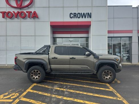 Used 2025 Toyota Tacoma Trailhunter image 2