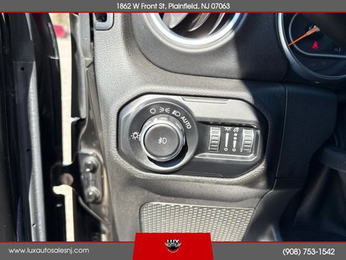 Used 2018 Jeep Wrangler Unlimited Sahara w/ Dual Top Group AWD/4WD image 24