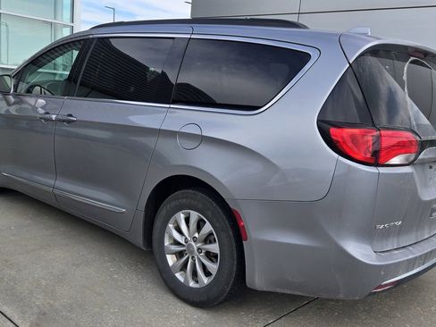 Used 2017 Chrysler Pacifica Touring-L FWD image 4
