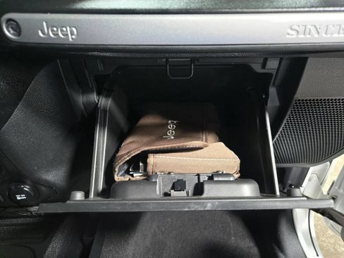 Used 2017 Jeep Wrangler Sahara w/ Connectivity Group AWD/4WD image 41