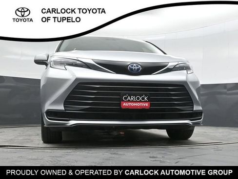 Used 2025 Toyota Sienna LE image 42